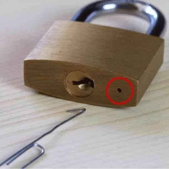 السبب مش هيخطر على بالك.. سر خطير وراء وجود ثقب صغير في أسفل القفل