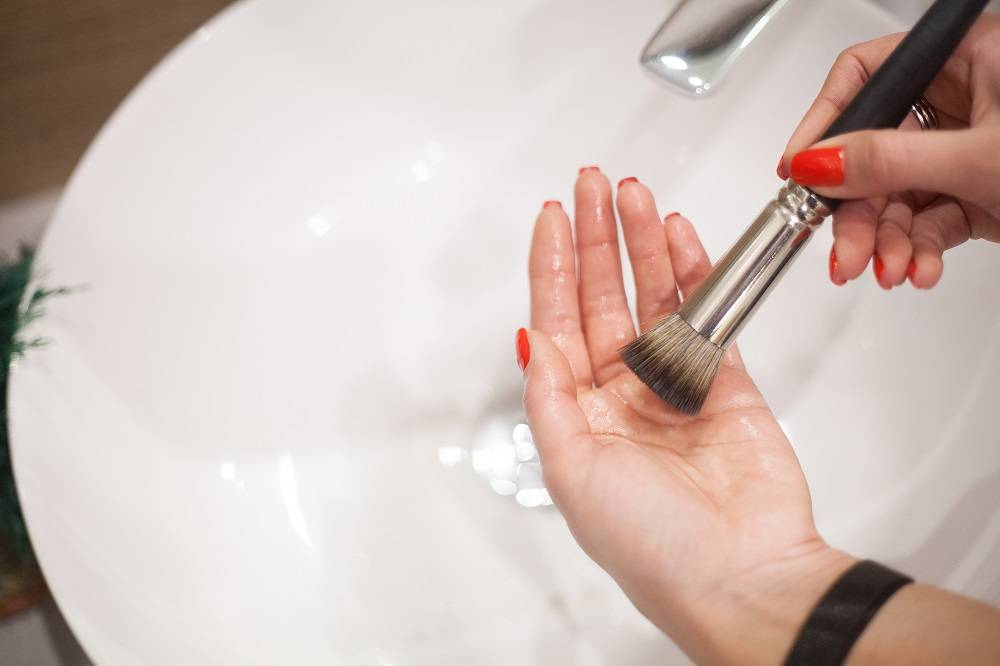 الطريقة الصحيحة لتنظيف وتعقيم فرش المكياج بمكونات طبيعية هتبقى زي الفل 5 الطريقة الصحيحة لتنظيف وتعقيم فرش المكياج بمكونات طبيعية هتبقى زي الفل