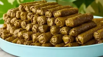 طريقة عمل ورق العنب على أصوله يذوب بالفم بخطوات بسيطة وتتبيلة خطيرة