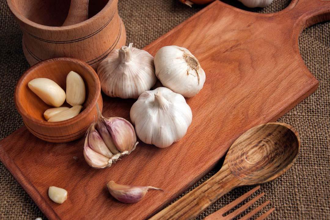 رغم رائحته الكريهة.. فص واحد من الثوم يعالج السكر والضغط وهذا هو تأثير تناوله على الريق.. مش هتصدق قدرته الجبارة! 7 رغم رائحته الكريهة.. فص واحد من الثوم يعالج السكر والضغط وهذا هو تأثير تناوله على الريق.. مش هتصدق قدرته الجبارة!