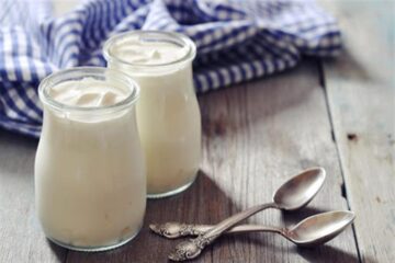 اعملى الزبادي البلدي فالبيت بالفراولة بكل سهولة مثل الجاهزة