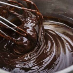 بمكونات بسيطة.. “بالفيديو”.. طريقة عمل صوص الشيكولاته لتزيين الكيك والحلويات وأسرار نجاحه