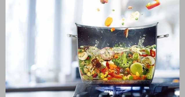 يجهلها 90% منا.. 10 أطعمة طبيعية تتحوّل إلى كنوز صحية عند سلقها لن تستغني عنها