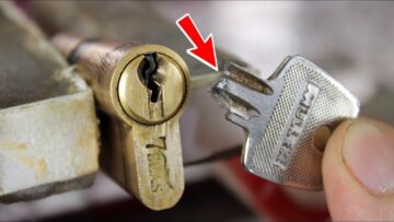 ماذا تفعل إذا انكسر مفتاح او ضاع؟.. حيل ذكية لفتح الباب بدون مفتاح