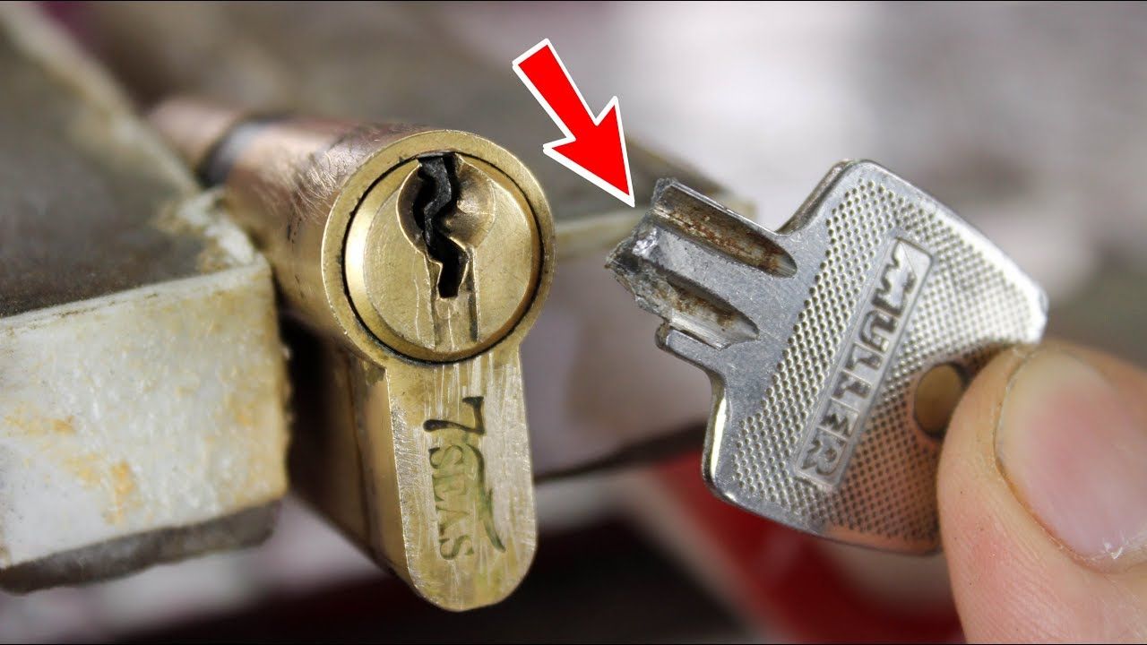 ماذا تفعل إذا انكسر مفتاح او ضاع؟.. حيل ذكية لفتح الباب بدون مفتاح