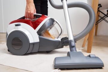 الطريقة الصحيحة لتنظيف كيس وفلتر المكنسة الكهربائية بمكونات موجودة في مطبخك