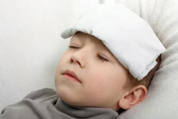 ضارة جداً.. أكاديمية طب الأطفال الأمريكية تحذر من الكمادات الباردة للأطفال.. شاهد ما يحدث بعدها!!