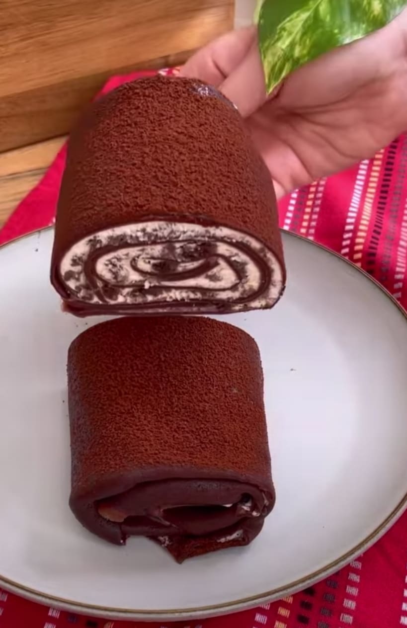 أسرع وألذ الحلويات.. كريب الشوكولاتة الرول بحشو الكريمة والبسكوت بطعم ياخدك في حته تانية خالص