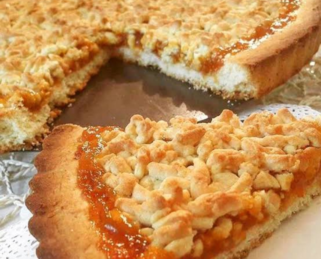 طريقة عمل المبروشة بالمربى قدميها مع كوب شاي ساخن.. أحلى سناك لليالي نوفمبر الباردة