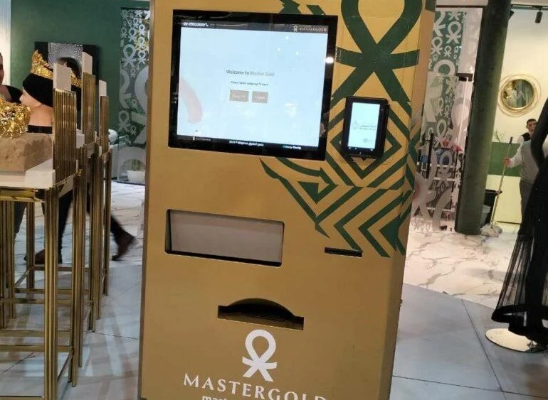 كيف تعمل؟.. وزير التموين يشهد اطلاق أول ماكينة ATM لسحب وبيع سبائك الذهب للمواطنين