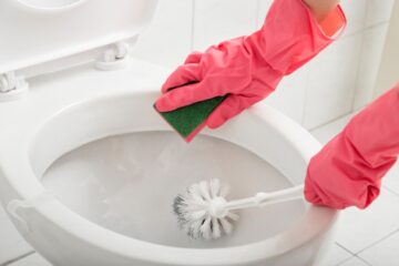 خطوات تنظيف قاعدة الحمام وإزالة الاصفرار والأوساخ بطريقة سهلة