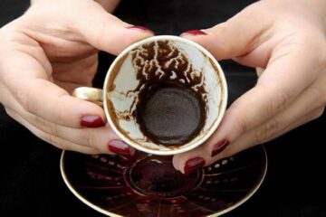 اوعي ترميه مهما حصل.. تفل القهوة كنز في بيتك لما تستخدميه بالطريقة دي