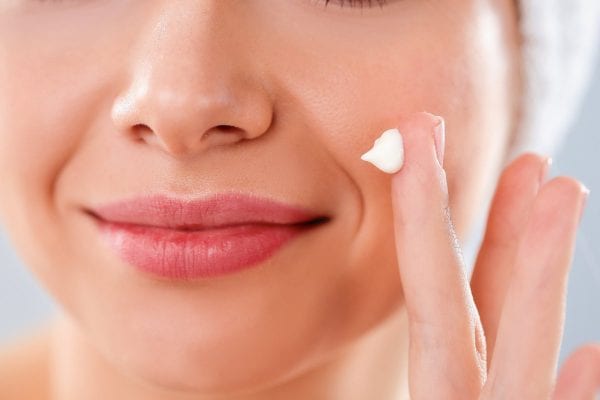 وداعاً للتشققات أصنعي بنفسك أقوي مرطب طبيعي يعيد حيوية ونقاء البشرة في دقائق معدودة 5 وداعاً للتشققات أصنعي بنفسك أقوي مرطب طبيعي يعيد حيوية ونقاء البشرة في دقائق معدودة
