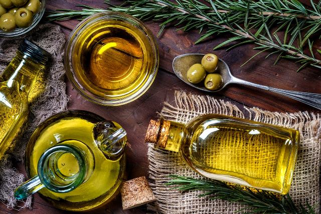علشان ميتضحكش عليك.. تعرف على 4 طرق للتفريق بين زيت الزيتون الأصلي والمغشوش لمحاربة غش التجار! 5 علشان ميتضحكش عليك.. تعرف على 4 طرق للتفريق بين زيت الزيتون الأصلي والمغشوش لمحاربة غش التجار!