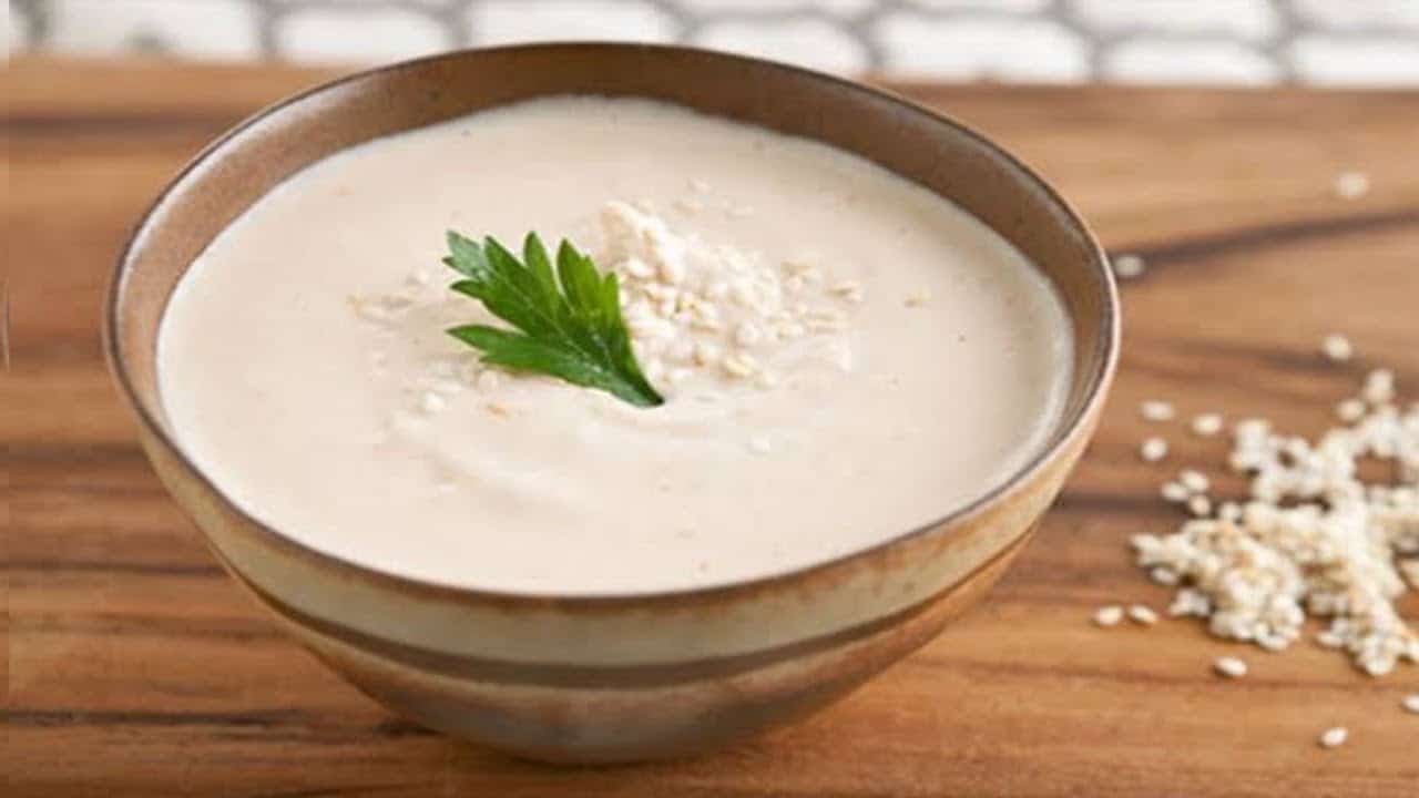 بكوب من السمسم فقط ….اصنعي كيلو طحينة خام في المنزل أفضل من الجاهزة