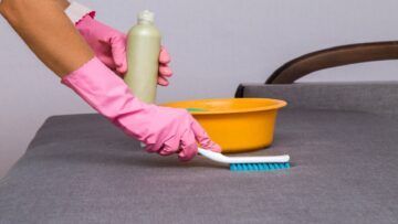 أعيديه جديد.. طريقة تنظيف الكنب من البقع العنيدة لكل بقعة حل سحري