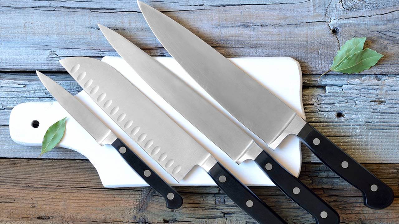 بدون مسن.. اسهل طريقة لسن السكاكين والمقصات بسرعة الصاروخ هتبقي حادة زي الموس!!