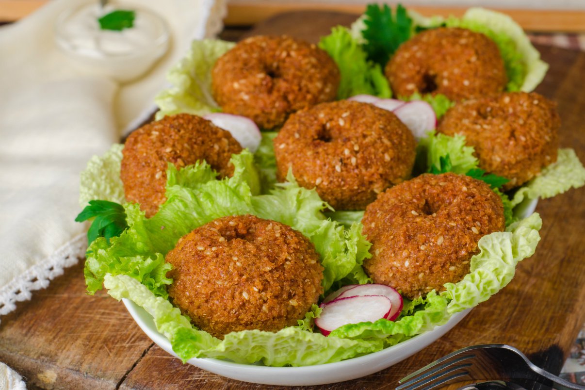 طريقة عمل الطعمية المقرمشة مثل المطاعم بأسهل الخطوات 5 طريقة عمل الطعمية المقرمشة مثل المطاعم بأسهل الخطوات