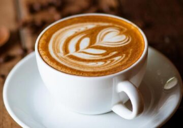 طريقة عمل الكابتشينو في المنزل زي الكافيهات..مشروب الشتاء الدافئ الذي لا يقاوم