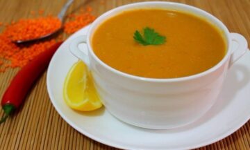 طريقة عمل شوربة العدس في 3 خطوات مع أجواء الشتاء