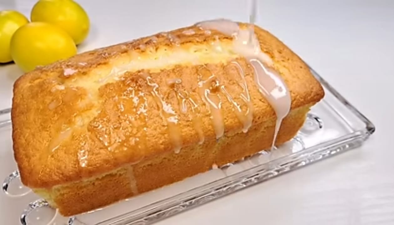 طريقة عمل كيكة الليمون بصوص سهل وسريع