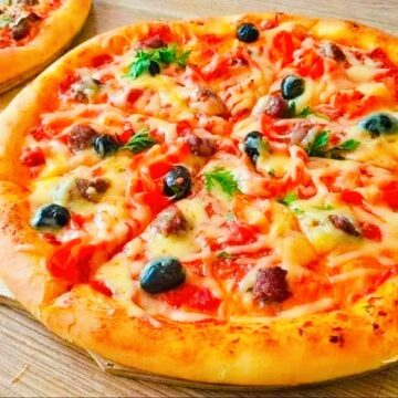 اصنعي بيتزا ايطالي بالعجينة الرقيقة وصفة أصلية لذيذ وسهلة