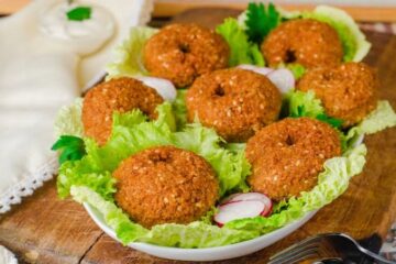 فلافل بالحمص والسمسم على الطريقة السورية ذهبية ومقرمشة