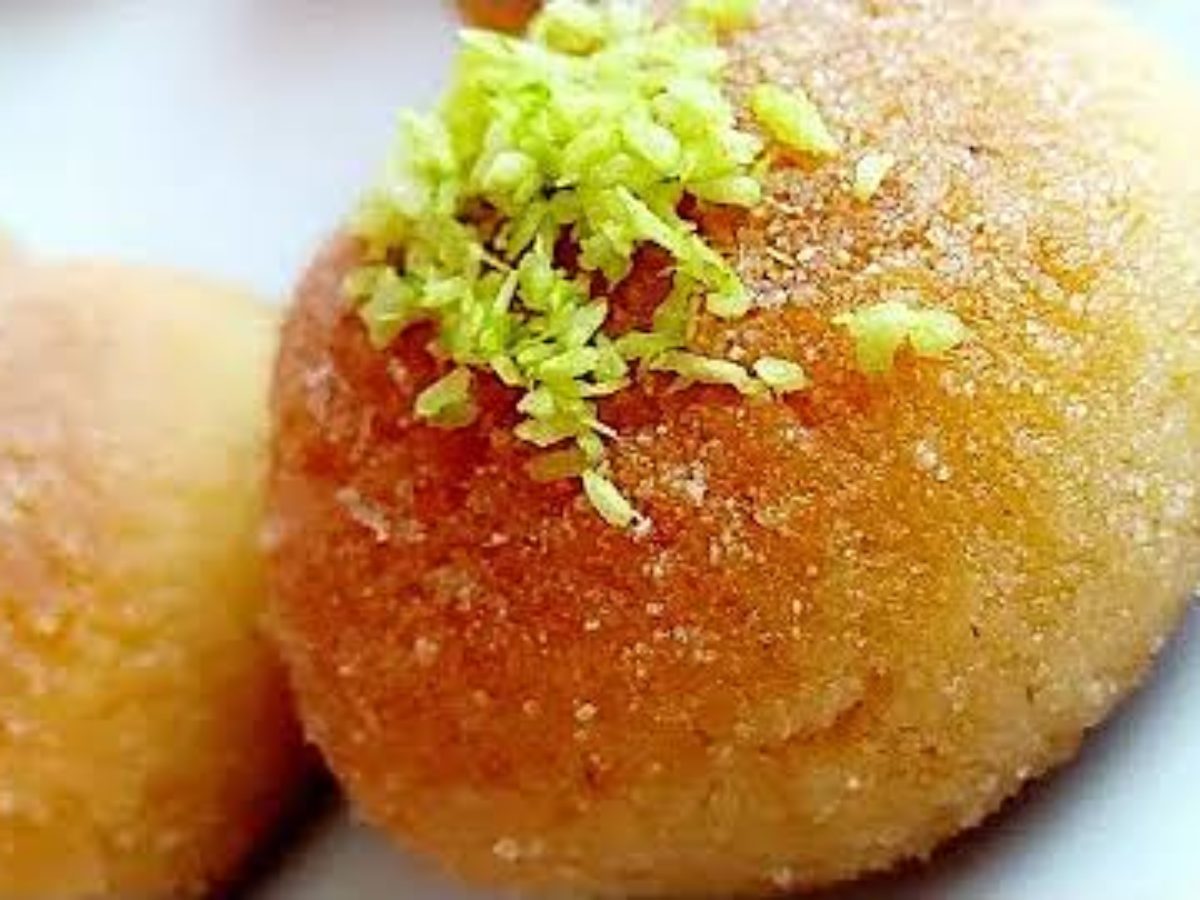حلوى مرملة ولذيذة الكل هيعجب بيها كرات البسبوسة بالسميد .. وصفة سريعة بمكونات بسيطة تبهج الجميع