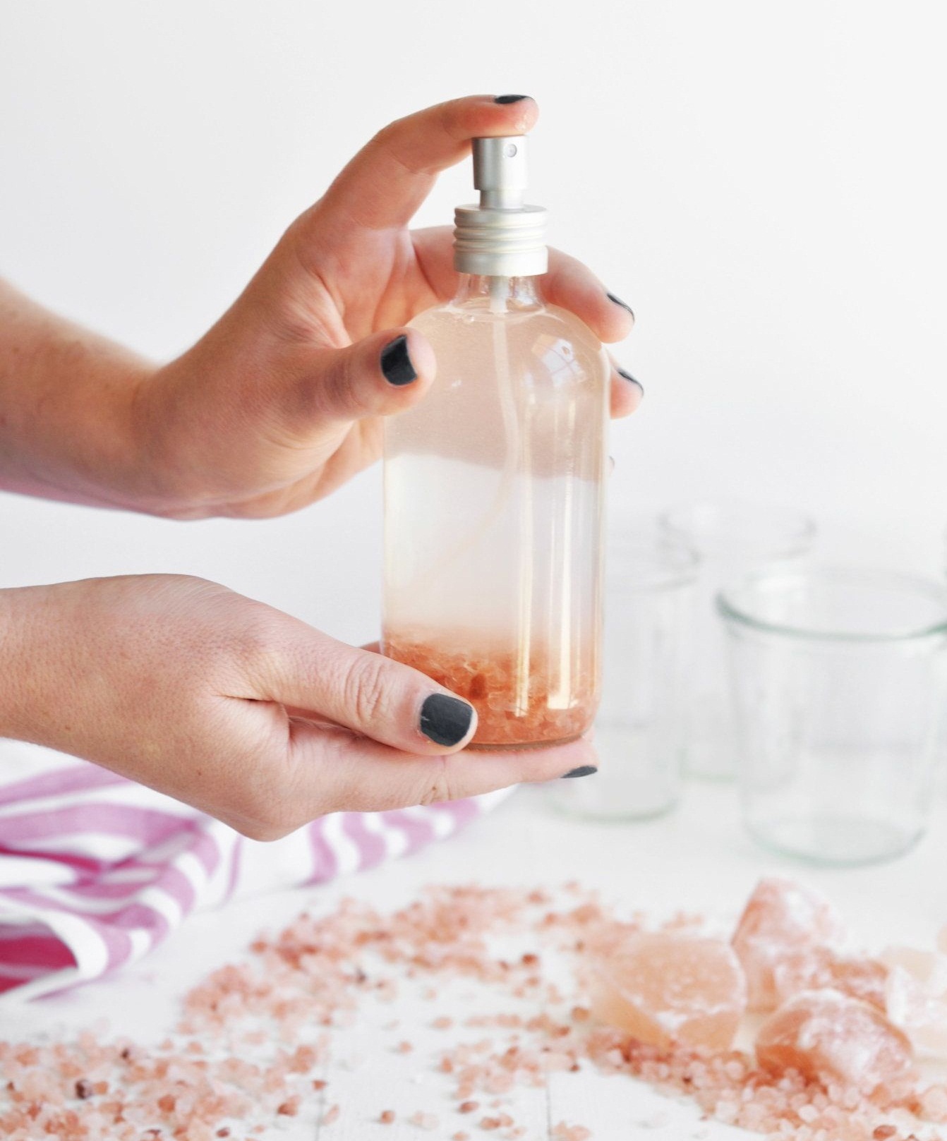 طريقة صنع معطر للجسم بمكونات منزلية فواحة وعطرة تدوم طويلاً 5 طريقة صنع معطر للجسم بمكونات منزلية فواحة وعطرة تدوم طويلاً