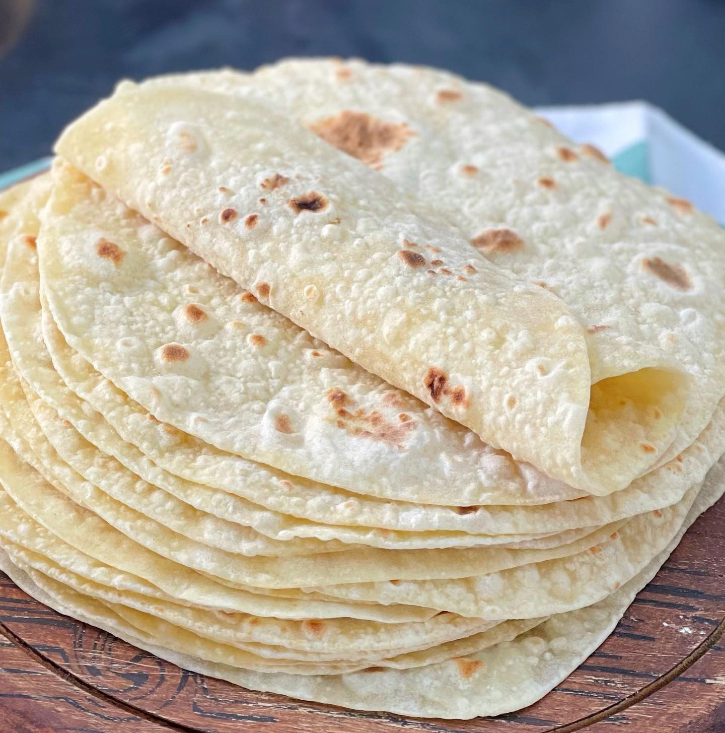 خبز التورتيلا الطري السريع بأبسط المقادير وبطريقة ناجحة ومظبوطة وبطعم زي الجاهز 5 خبز التورتيلا الطري السريع بأبسط المقادير وبطريقة ناجحة ومظبوطة وبطعم زي الجاهز