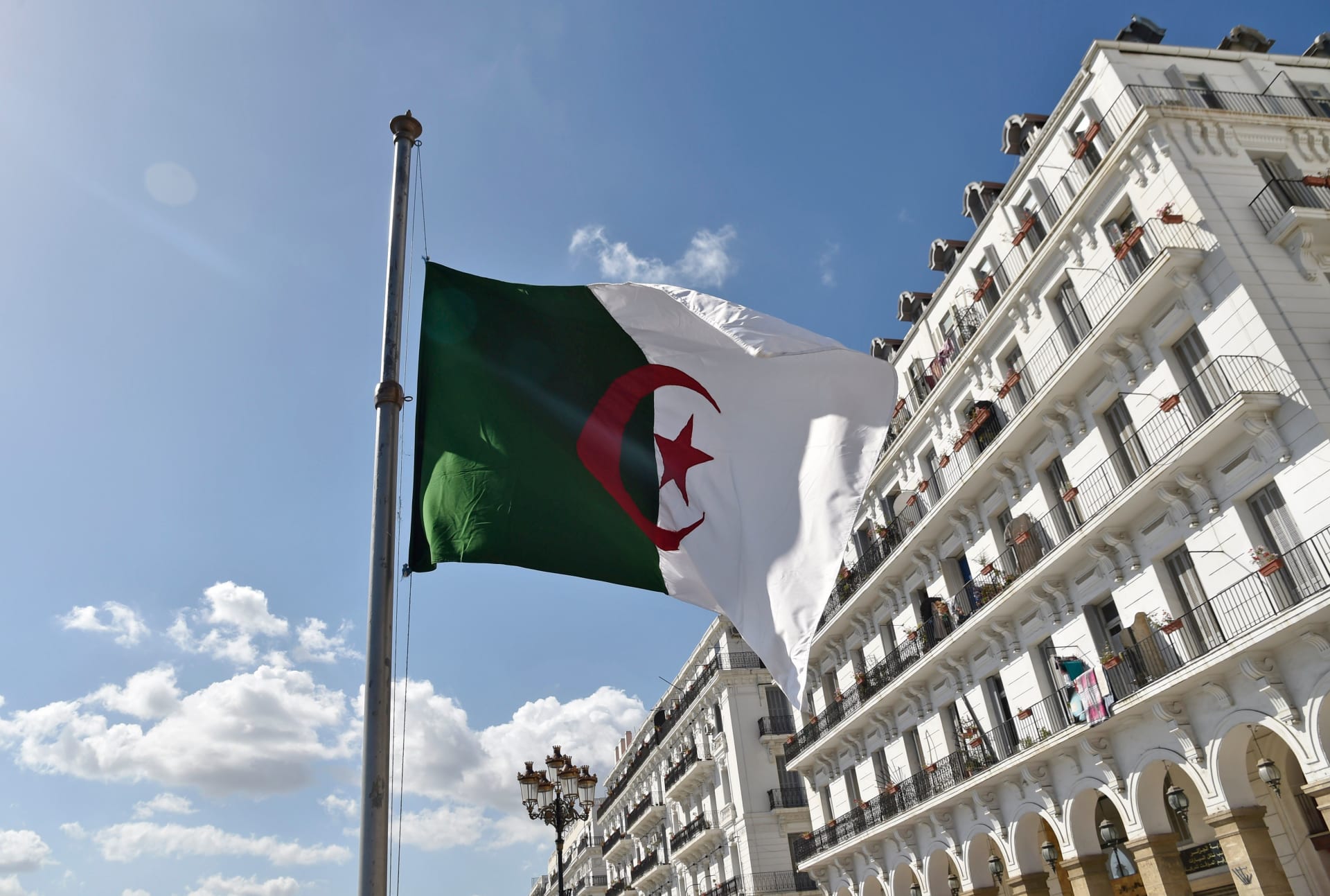 قدم الآن.. مسابقة توظيف المستخدمين الشبيهين في الجزائر 2024