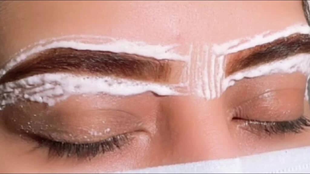 طريقة سهلة لصبغ الحواجب بالحناء بمكونات طبيعية تدوم طويلاً
