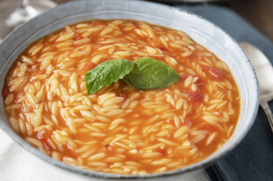 طريقة عمل شوربة لسان العصفور بالدجاج