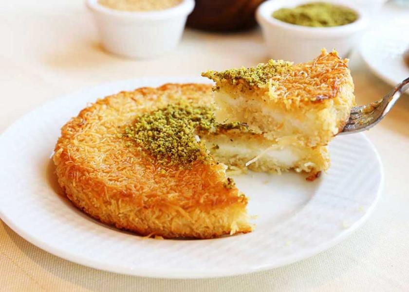 طريقة عمل الكنافة بالقشطة في المنزل لضمان النظافة وتوفير المال