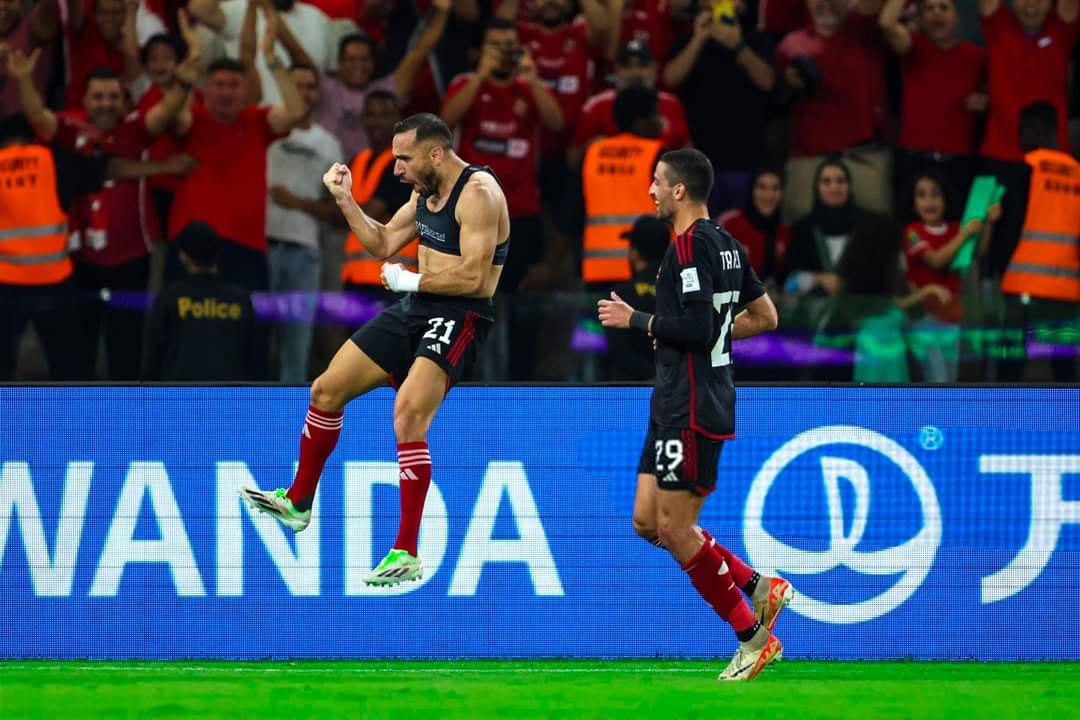 علي معلول يهدي جماهير الأهلي برونزية كأس العالم 2023 ويؤكد هيمنة الأهلي على أبطال آسيا 5 علي معلول يهدي جماهير الأهلي برونزية كأس العالم 2023 ويؤكد هيمنة الأهلي على أبطال آسيا
