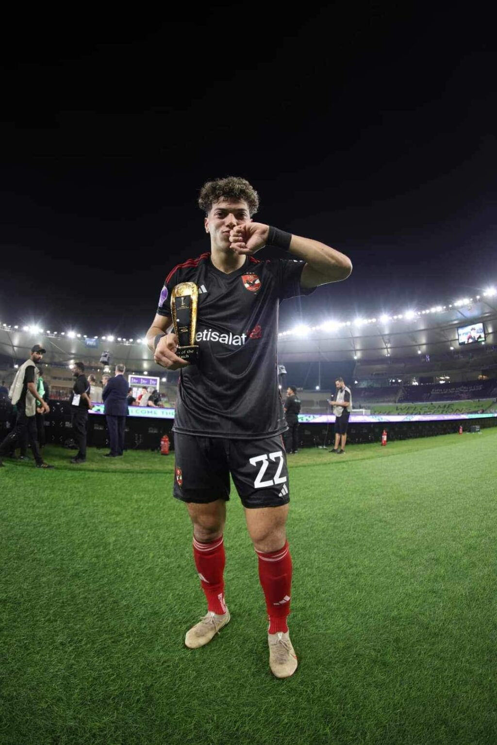 إمام عاشور يحصد جائزة أفضل لاعب في مباراة الأهلي وأوراوا الياباني بمونديال الأندية 5 إمام عاشور يحصد جائزة أفضل لاعب في مباراة الأهلي وأوراوا الياباني بمونديال الأندية
