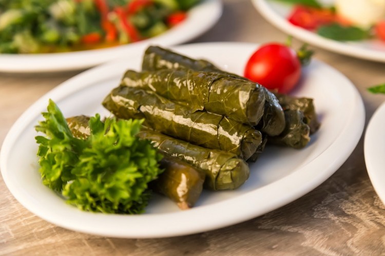 ورق عنب بصوص الليمون: وصفة صحية وشهية هترضي كل اللي في البيت مناسبة للرجيم 5 ورق عنب بصوص الليمون: وصفة صحية وشهية هترضي كل اللي في البيت مناسبة للرجيم