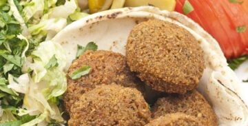 طعمية مصرية أصلية في البيت: وصفة سهلة ولذيذة هتفتح نفسك على الفطار