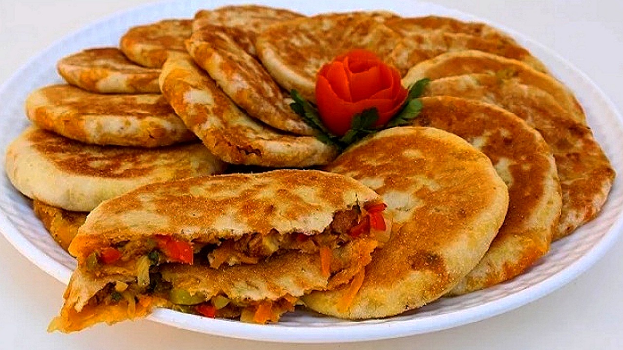 فطائر العشا السريعة بحشوة اللحمة المفرومة وبعجينة قطنية وبطعم شهي ولذيذ 5 فطائر العشا السريعة بحشوة اللحمة المفرومة وبعجينة قطنية وبطعم شهي ولذيذ