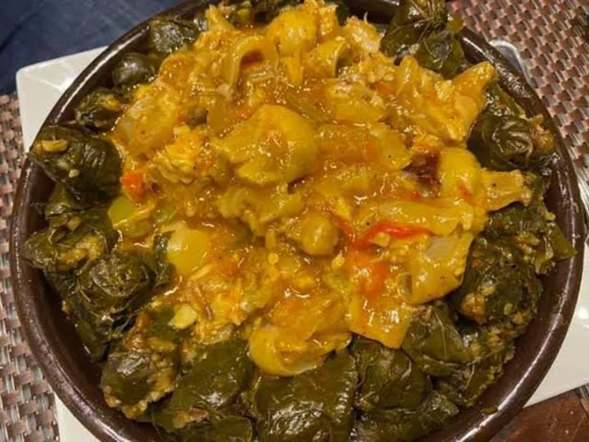 “هتعمليها أحسن من المطاعم” طريقة عمل طاجن ورق العنب بالكوارع باحترافية مثل المطاعم