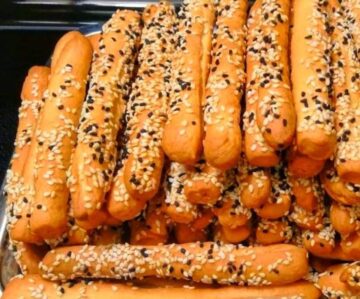 طريقة المخابز الناجحة في عمل البقسماط بالسمسم هش ومقرمش بمكونات بسيطة