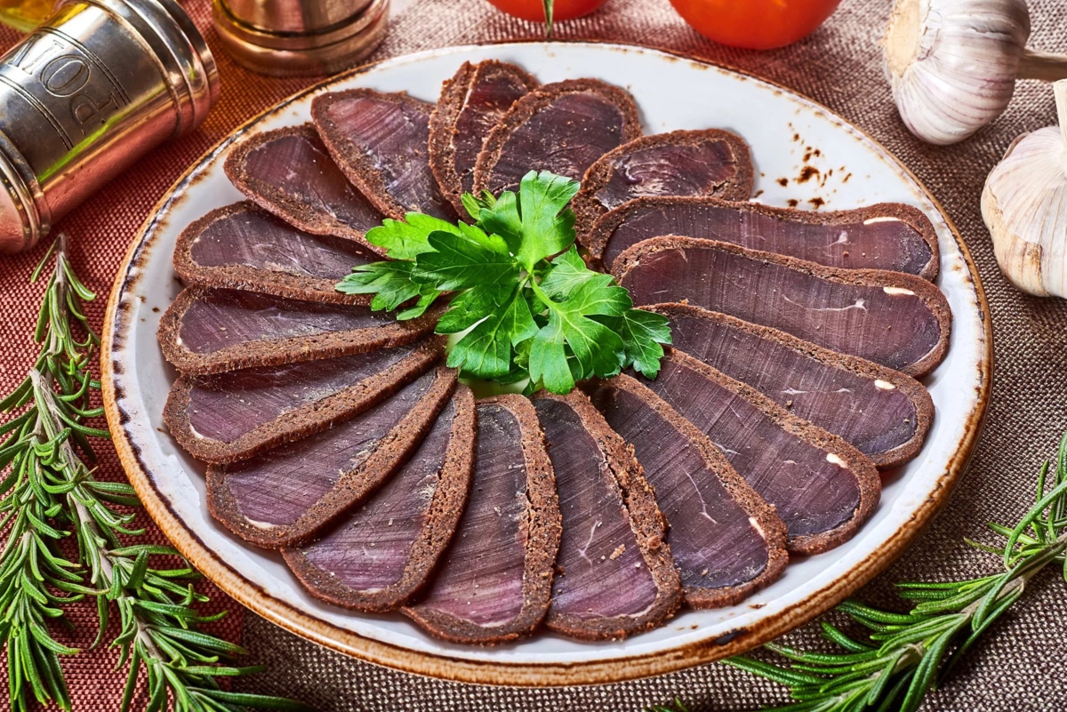 وفري فلوسك واعملي البسطرمه في البيت زي المحلات.. مش هتشتريها تاني من بره