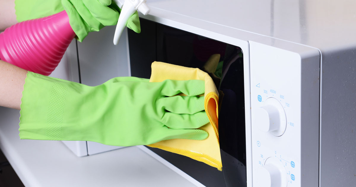 مكون ميخطرش على بالك لتنظيف الميكروويف من الدهون المتراكمة بطريقة هترجعه كأنه جديد 5 مكون ميخطرش على بالك لتنظيف الميكروويف من الدهون المتراكمة بطريقة هترجعه كأنه جديد