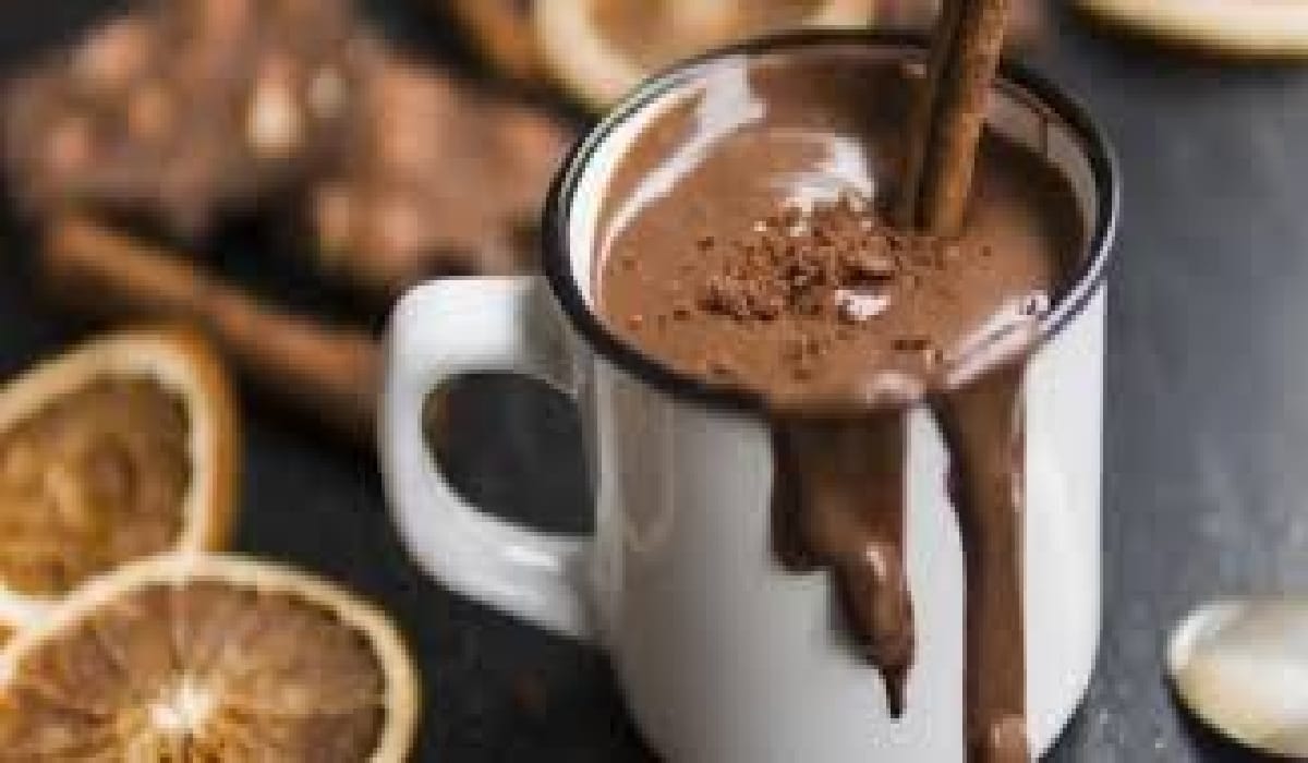 مكونات وخطوات تحضير كوب الهوت شوكليت الساخن الراعي الرسمي للتدفئة في الشتاء 5 مكونات وخطوات تحضير كوب الهوت شوكليت الساخن الراعي الرسمي للتدفئة في الشتاء
