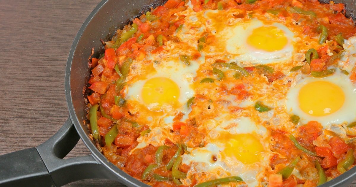 طريقة عمل الشكشوكة بالبيض لفطور أو عشاء خفيف وغني بالعناصر الغذائية