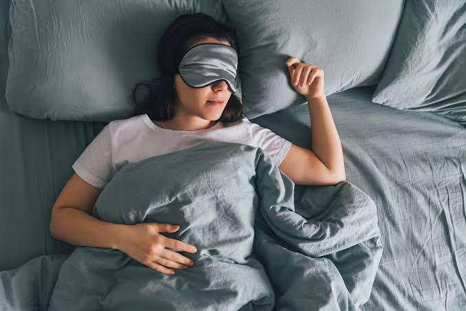 أضرار النوم أقل من ٦ ساعات في اليوم على صحة الإنسان