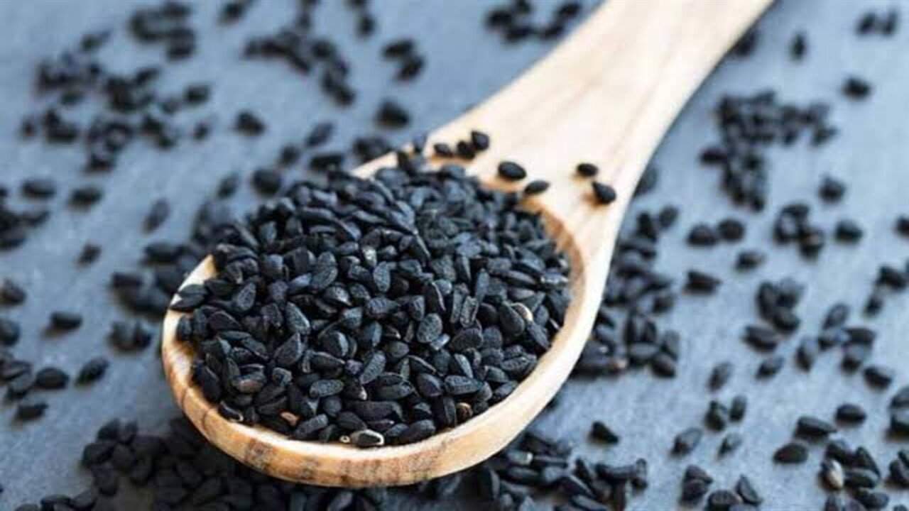 وشك هيبقى مفيهوش غلطة.. معحزة في الحبة السوداء ستخلصك من جميع مشاكل البشرة في 10 دقائق