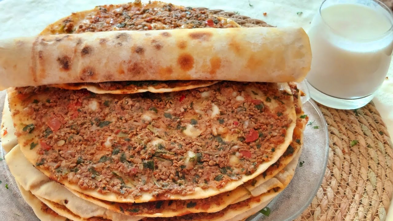 طريقة عمل صفيحة اللحم التركية لحم بعجين طعم رائع لا يقاوم 5 طريقة عمل صفيحة اللحم التركية لحم بعجين طعم رائع لا يقاوم