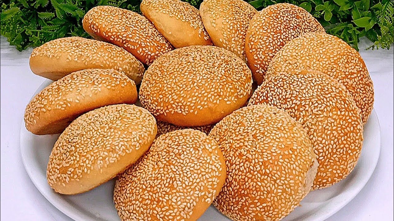 حضري القرص بالسمسم اللذيذ والهشة في المنزل بجانب كوب من الشاي