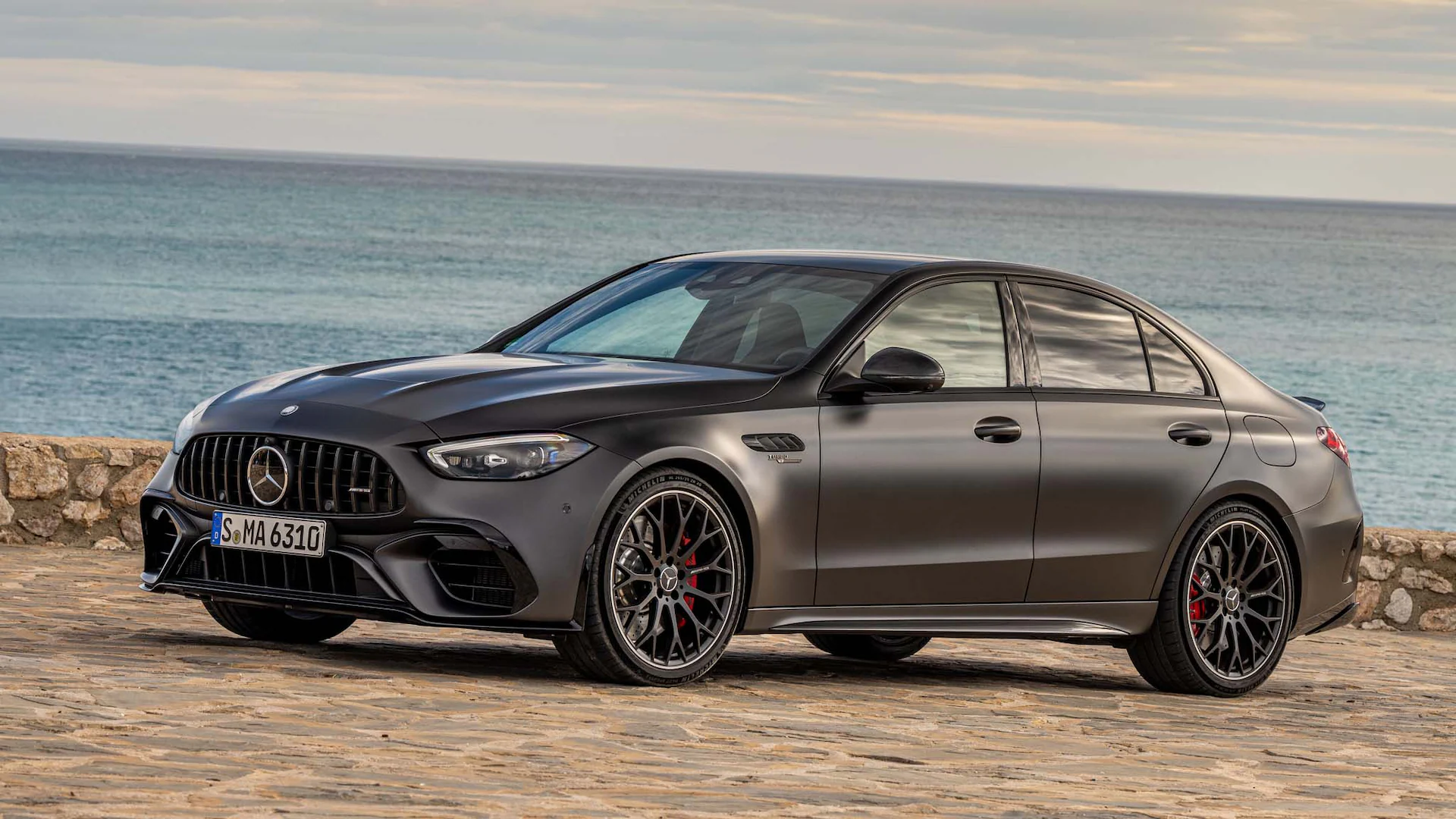 "MERCEDES BENZ" سيارة سي ثلاثة وستون الرياضية الفاخرة المتميز بقيادتها استثنائية 2024 5 “MERCEDES BENZ” سيارة سي ثلاثة وستون الرياضية الفاخرة المتميز بقيادتها استثنائية 2024